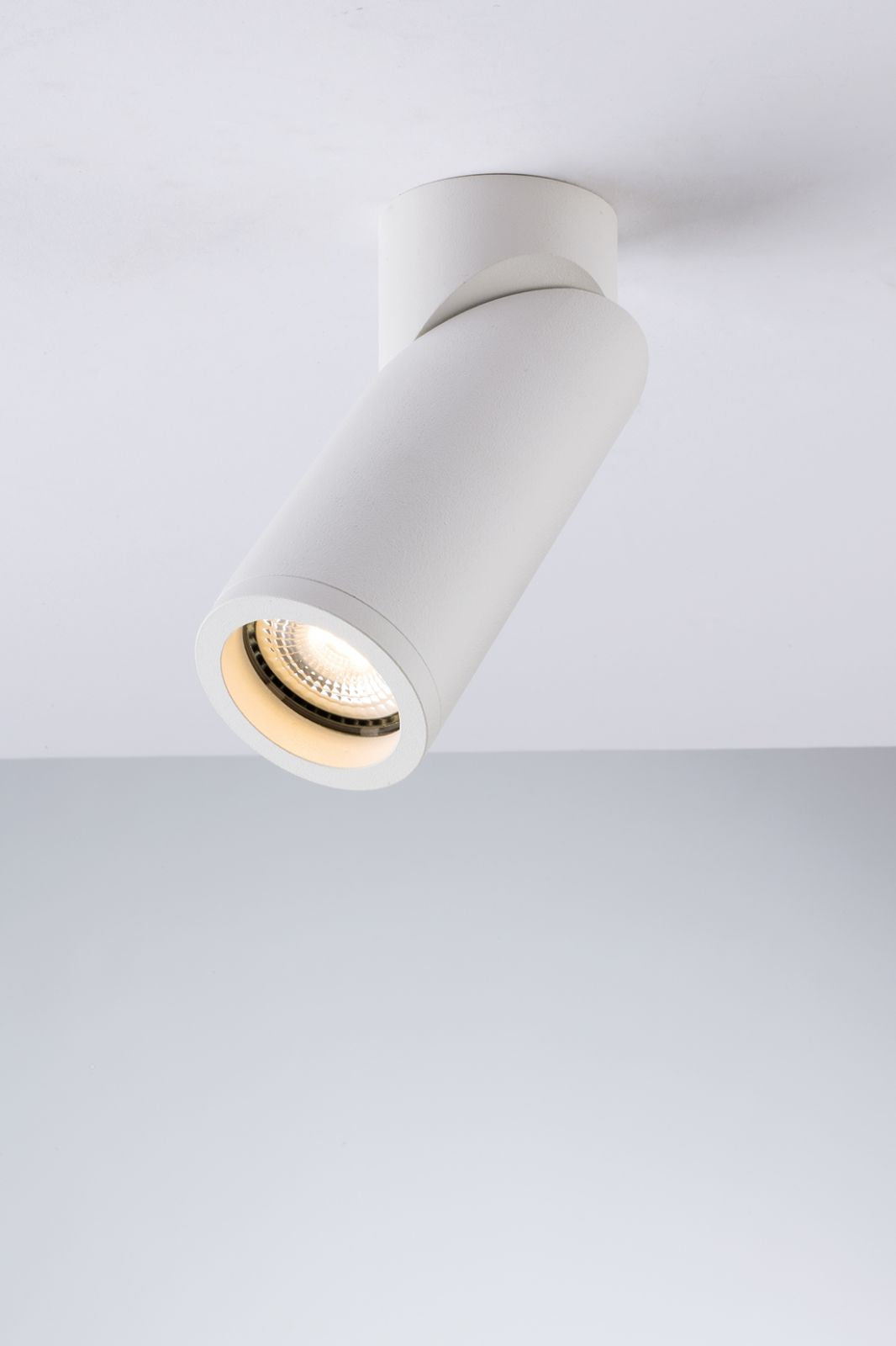 Plafoniera orientabile 330° con struttura in alluminio bianco o nero opaco lampadaGU10 non inclusa collezione GENESIS Plafoniera orientabile 330° con struttura in alluminio bianco o nero opaco lampadaGU10 non inclusa collezione GENESIS